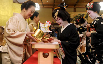 京都花街举行艺舞妓新年开业仪式